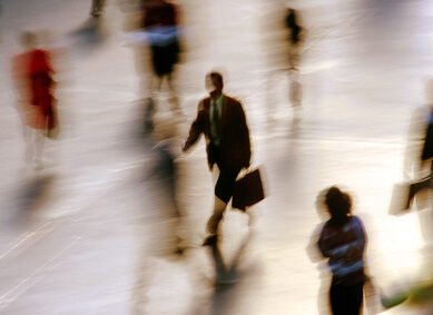 Homme-stressé-en-train-de-marcher