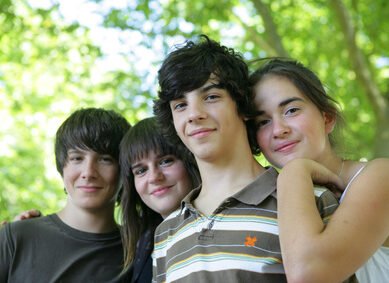 Portrait de jeunes garÃ§ons et de filles souriants