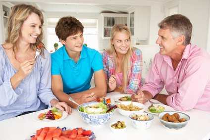 Les diners en famille et les lectures variées sont des soutiens moraux efficaces chez les adolescents…