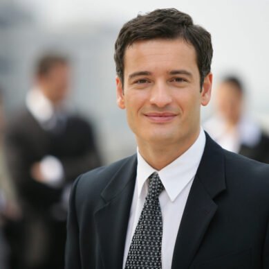 Portrait d'un jeune homme d'affaires